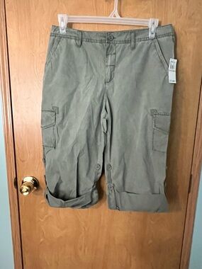 Caribbean Joe Olive Green Cargo Capris Size 12 Waist 34” Rise 11” Length 17” NWT